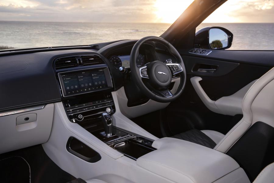 Торпедо Jaguar F-Pace SVR 2019 года  (AU) (фото 28 из 40)